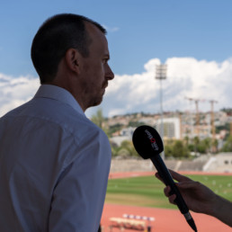 Remy Charpentier au Stade Charles Erhamn en train d'être interviewé par un journaliste tenant un micro