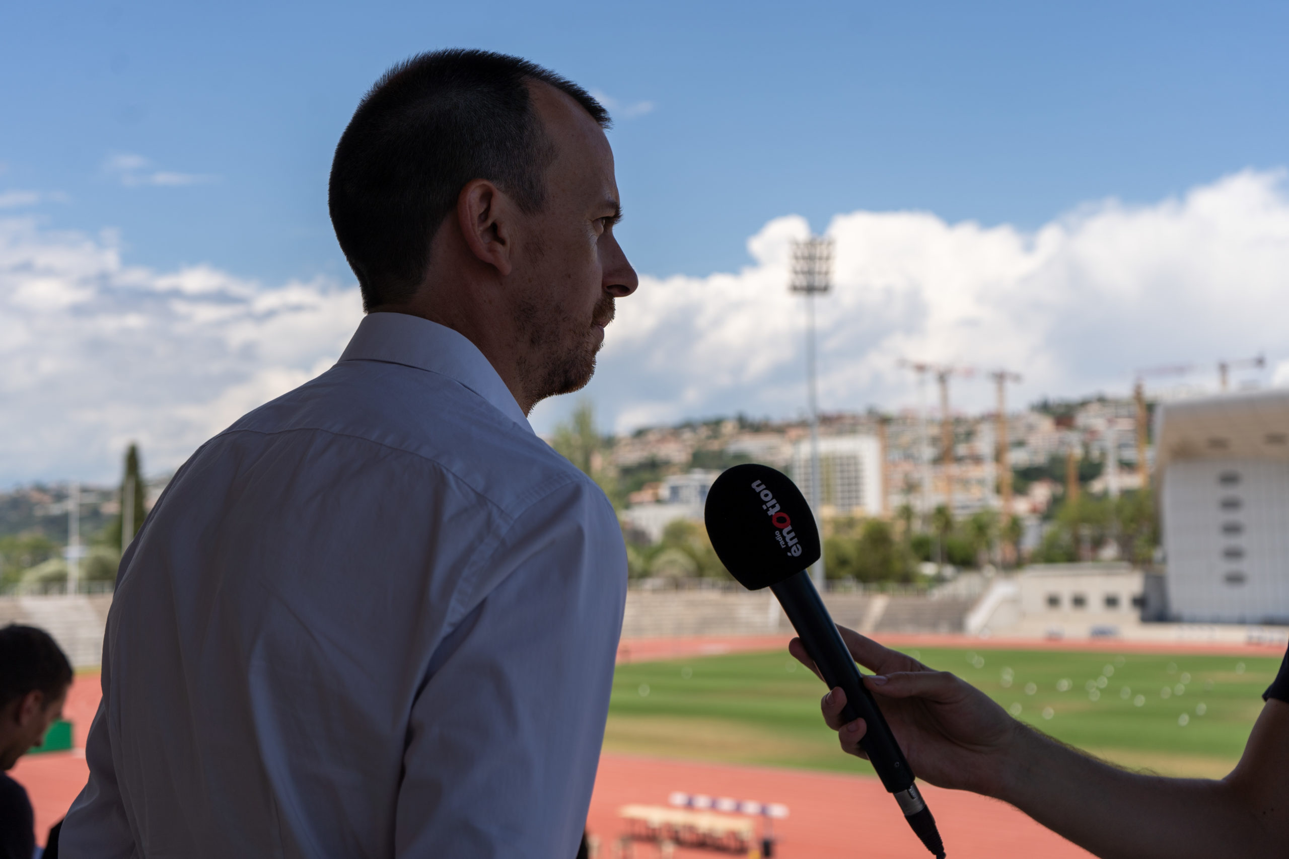 Remy Charpentier au Stade Charles Erhamn en train d'être interviewé par un journaliste tenant un micro