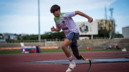 Athlète paralympique en plein saut en longueur lors du Meeting Nikaia 2024