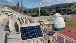 Capteur d'énergie solaire et équipement pour la gestion environnementale au stade, symbolisant l'engagement du Meeting Nikaia 2025 pour la durabilité et l'écologie.